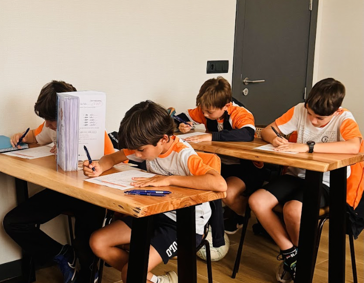 Niños estudiando
